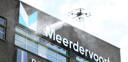 Geen hoogwerker, maar een drone voor deze glazenwassers